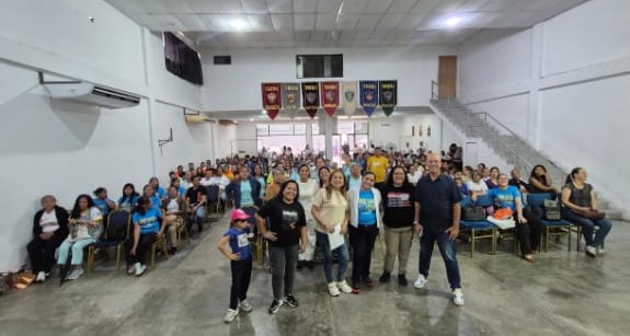 Francys de Vegas junto a líderes y maestros en una jornada de formación